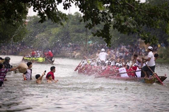 Traditional boat race marks National Day, pays tribute to General Vo Nguyen Giap ảnh 6