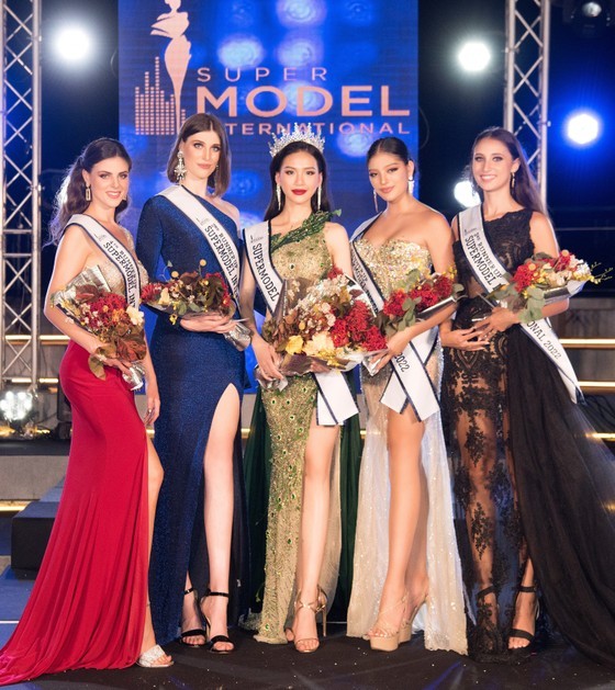 Vietnamese beauty achieves highest titles at Supermodel International 2022 ảnh 2