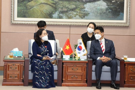 HCMC People’s Council officials arrive in Busan, beginning official visit to RoK ảnh 3