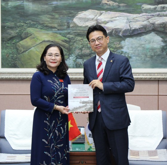HCMC People’s Council officials arrive in Busan, beginning official visit to RoK ảnh 4
