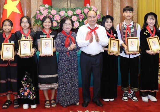President meets outstanding children from ethnic groups ảnh 8