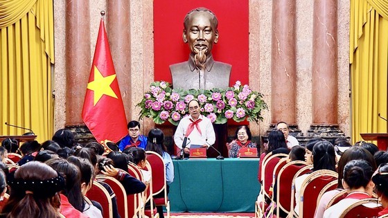 President meets outstanding children from ethnic groups ảnh 1
