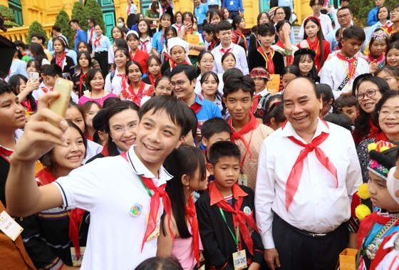 President meets outstanding children from ethnic groups ảnh 2