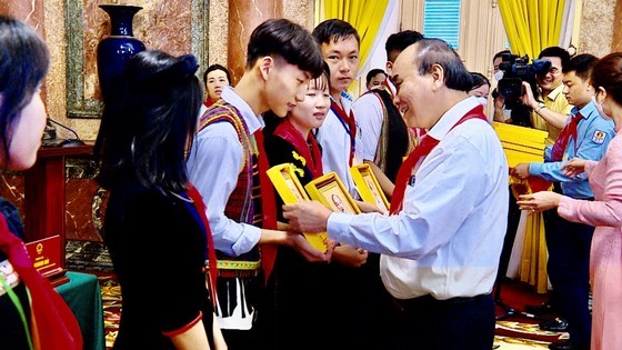 President meets outstanding children from ethnic groups ảnh 3