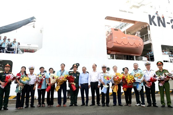 HCMC's delegation visits soldiers on DK1 platform, people on southwestern island ảnh 1