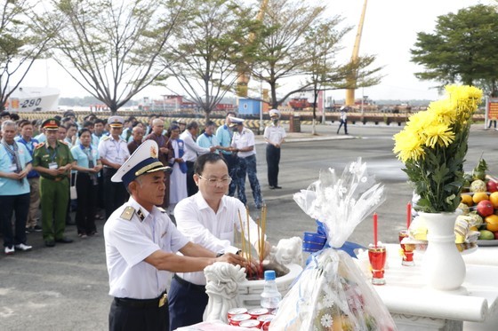 HCMC’s delegation visits soldiers on DK1 platform, people on southwestern island ảnh 3