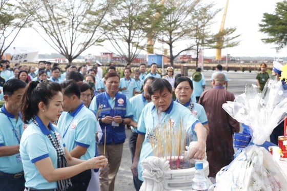 HCMC's delegation visits soldiers on DK1 platform, people on southwestern island ảnh 4