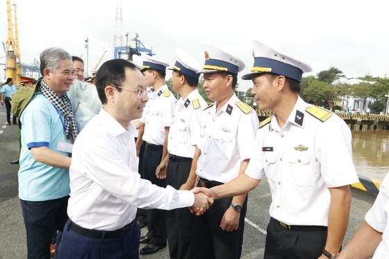 HCMC’s delegation visits soldiers on DK1 platform, people on southwestern island ảnh 5