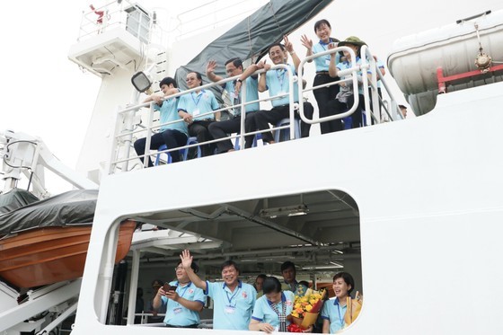 HCMC's delegation visits soldiers on DK1 platform, people on southwestern island ảnh 6