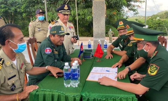 1,200 Vietnamese citizens rescued from Cambodia return home ảnh 1