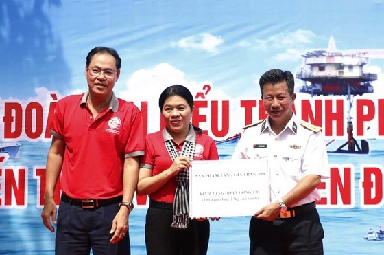 HCMC’s leaders, officials visit coast guard, people on Con Dao Islands ảnh 4