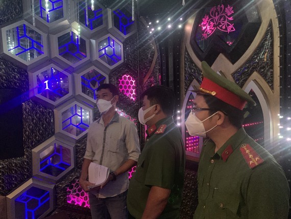 HCMC: 298 bars, karaoke parlors, dance clubs fined VND 1.7 billion ảnh 1