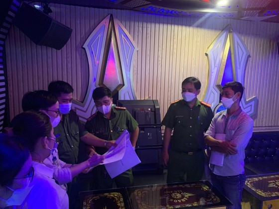 HCMC: 298 bars, karaoke parlors, dance clubs fined VND 1.7 billion ảnh 3