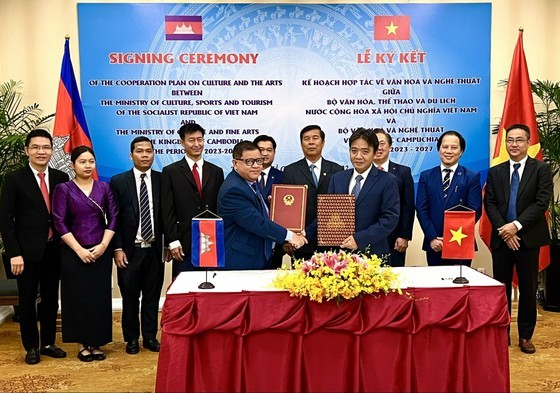 Vietnam, Cambodia sign cooperation agreement on arts, culture ảnh 2