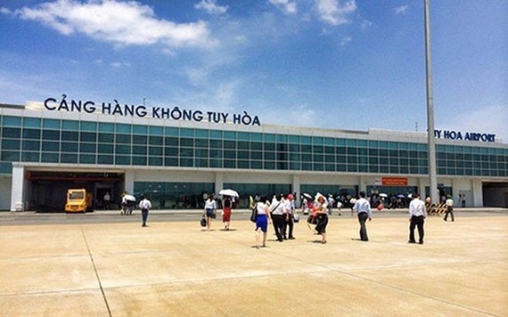 Six airports resume operation after one-day closure due to storm Noru ảnh 1