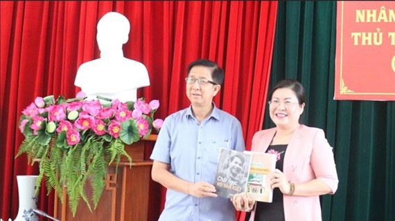 Book handover between HCMC, Vinh Long celebrates late PM’s birth anniversary ảnh 1