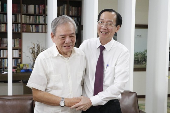 HCMC leader visits late Professor Doctor Nguyen Thien Thanh ảnh 3