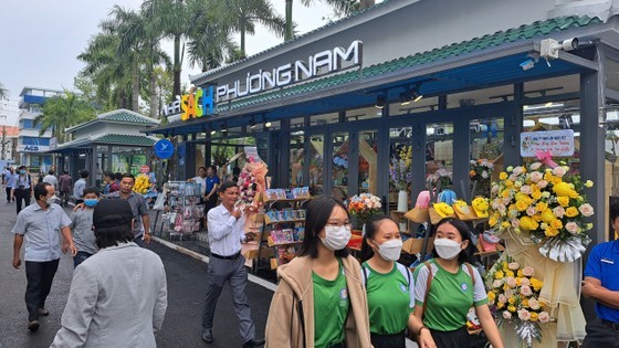 Mekong Delta’s first book street opens in Cao Lanh City ảnh 3