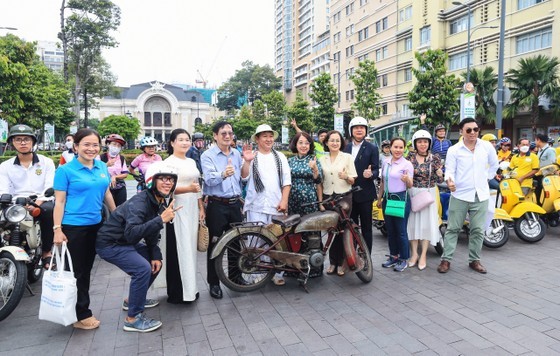 Parade of old motorcycles, bicycles celebrates Vietnam Cultural Heritage Day ảnh 3