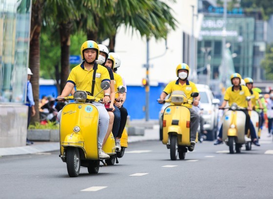 Parade of old motorcycles, bicycles celebrates Vietnam Cultural Heritage Day ảnh 2