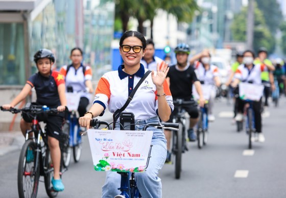 Parade of old motorcycles, bicycles celebrates Vietnam Cultural Heritage Day ảnh 1