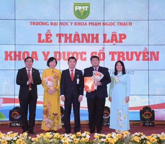Pham Ngoc Thach Medicine University establishes traditional medicine faculty ảnh 1