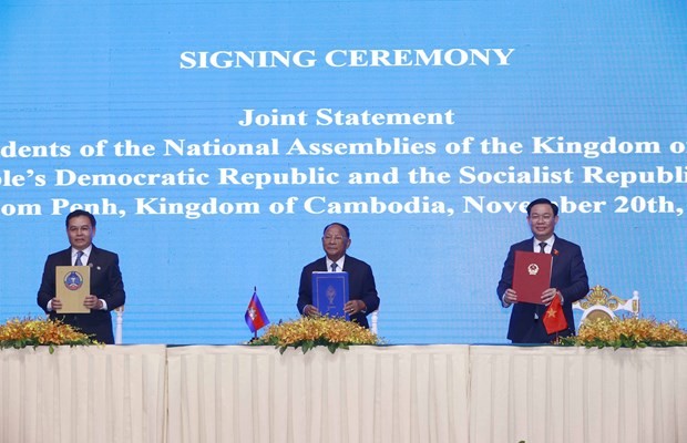 National Assemblies of Vietnam, Laos, Cambodia sign joint statement  ảnh 1