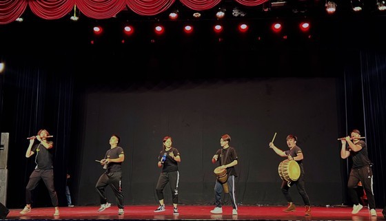 Taiwanese Ten Drum Art Percussion Group performs in HCMC ảnh 4