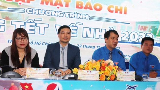 Over 4,000 bus, air tickets for Tet to be presented to poor workers, students ảnh 1