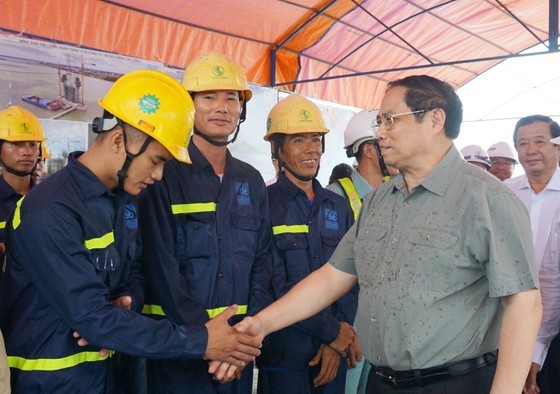 PM inspects progress of My Thuan 2 Bridge project ảnh 2